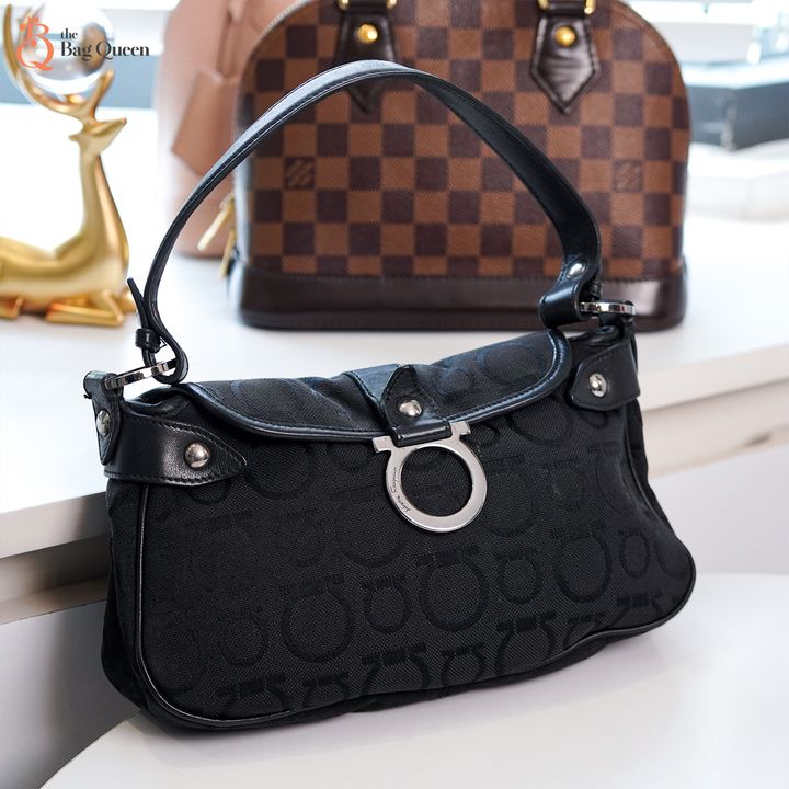 BS 2035 Ferragamo black Gancimi Handbag